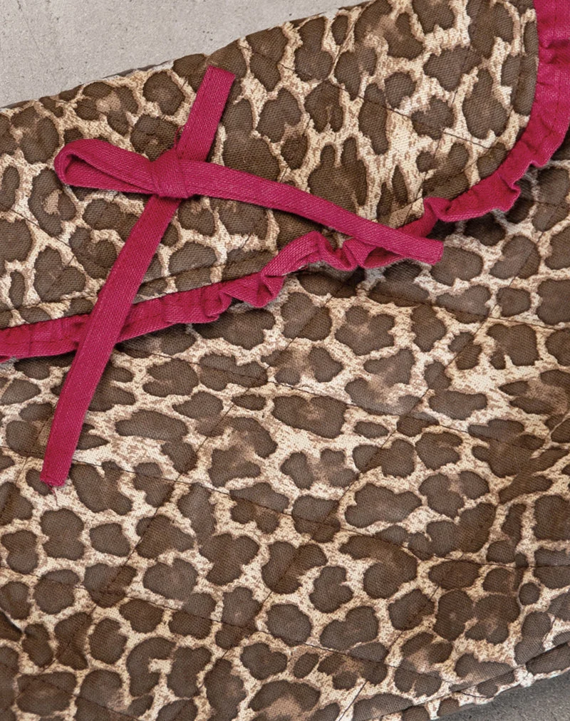 Faltbare Kosmetiktasche in Leopard mit roter Rüschenschleife