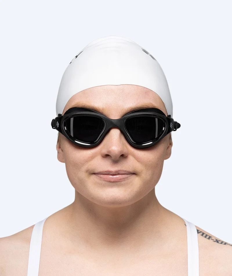 Watery Schwimmbrille für Freizeitschwimmer - Raven Active - Schwarz (Smoke Scheiben)