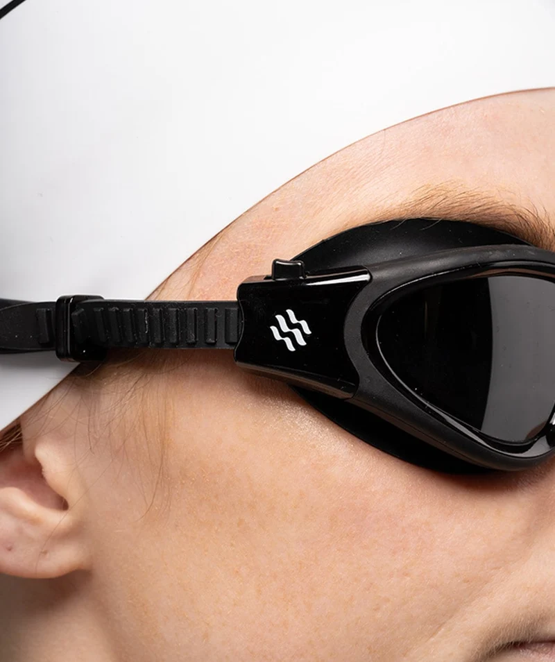 Watery Schwimmbrille für Freizeitschwimmer - Raven Active - Schwarz (Smoke Scheiben)