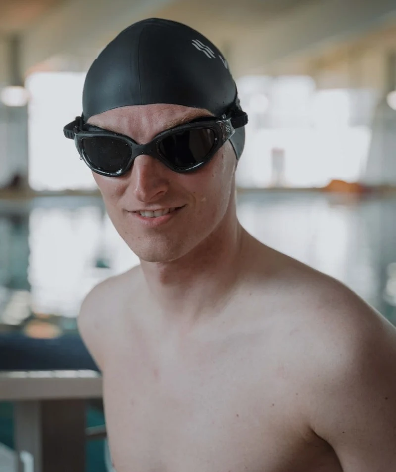 Watery Schwimmbrille für Freizeitschwimmer - Raven Active - Schwarz (Smoke Scheiben)