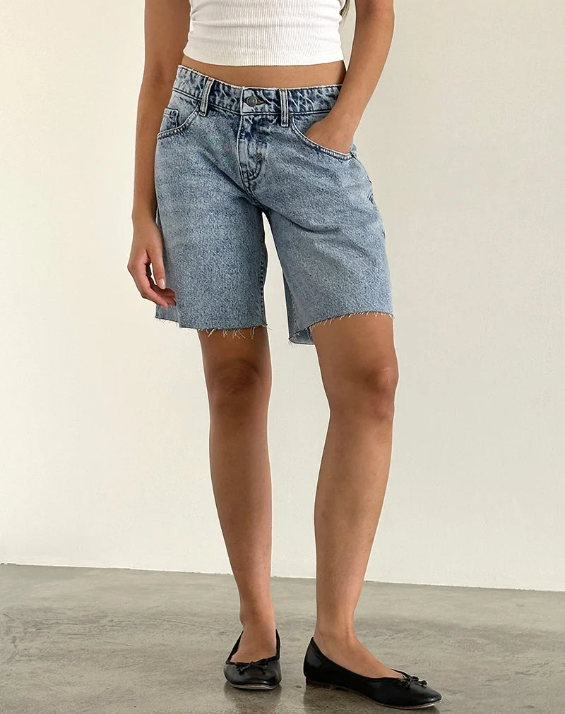 Niedrig geschnittene, geräumige Shorts in Vintage Blue Wash