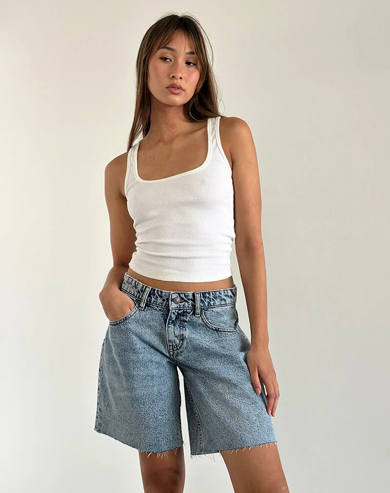 Niedrig geschnittene, geräumige Shorts in Vintage Blue Wash