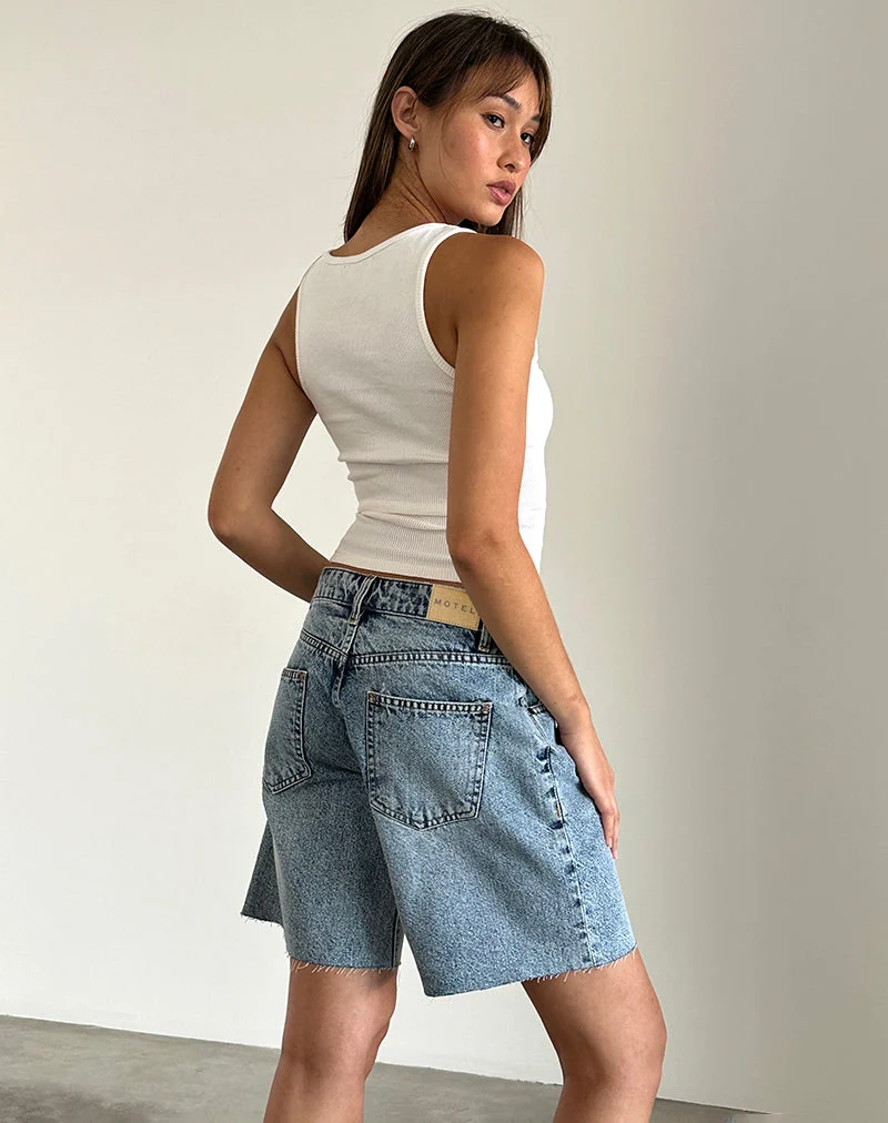 Niedrig geschnittene, geräumige Shorts in Vintage Blue Wash