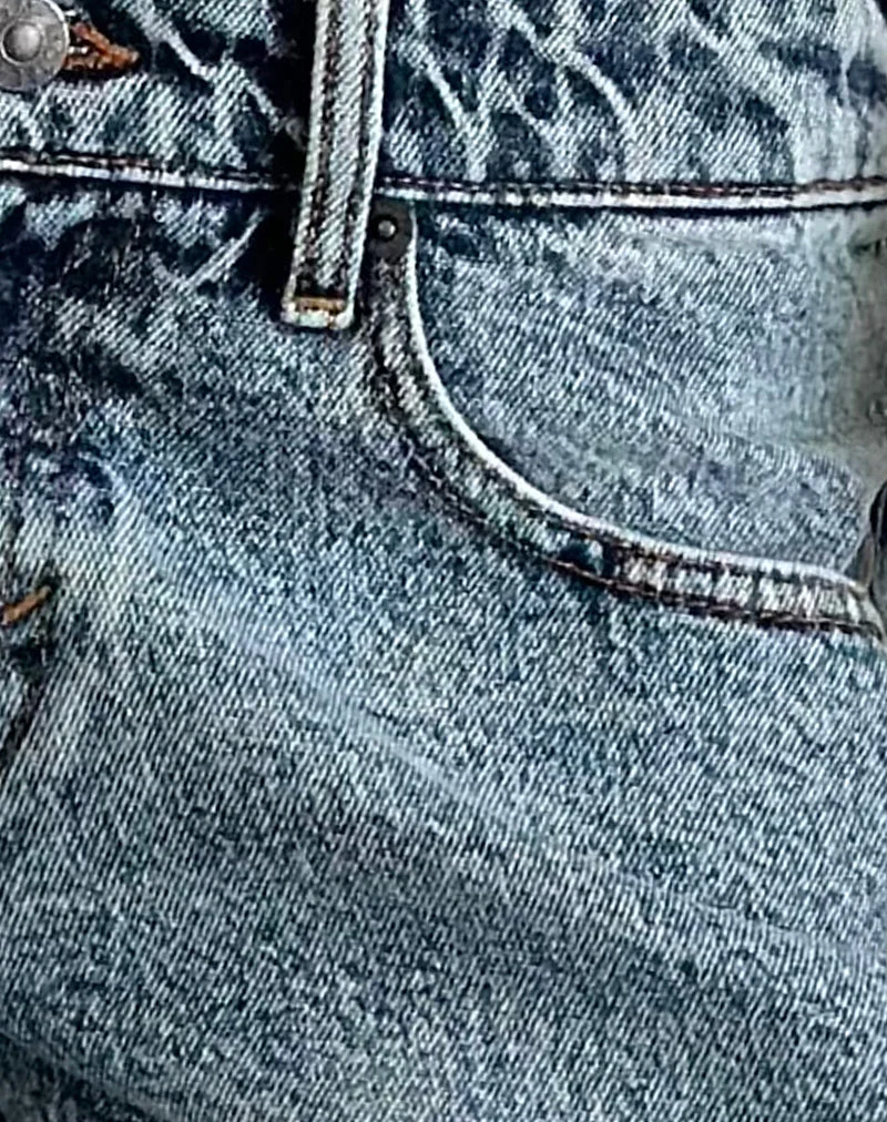 Niedrig geschnittene, geräumige Shorts in Vintage Blue Wash