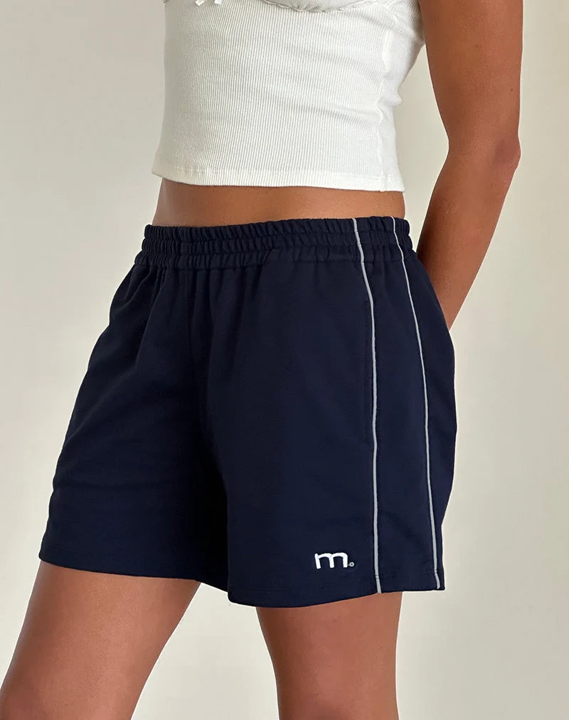 Thera Short in Marineblau mit weißer Paspelierung und M-Emblem