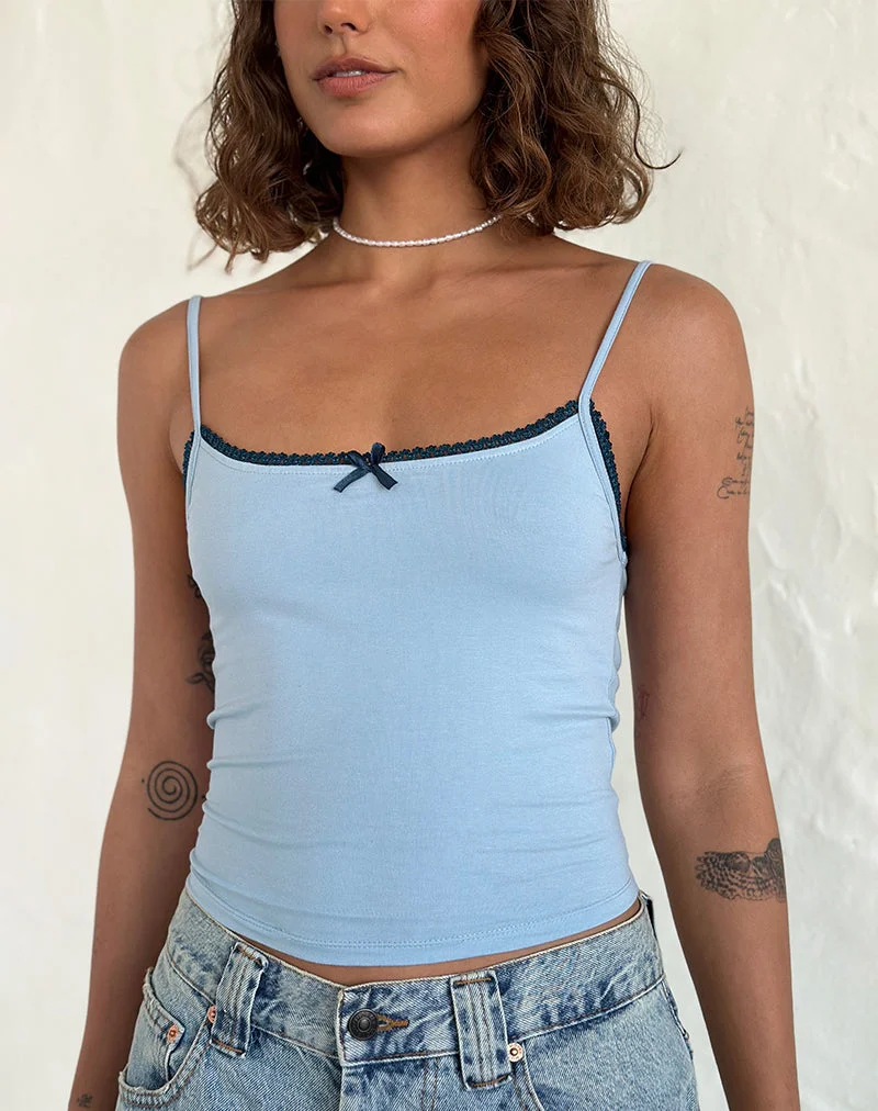 Suna Vest Top in Nantucket Blau mit mineralblauen Besätzen