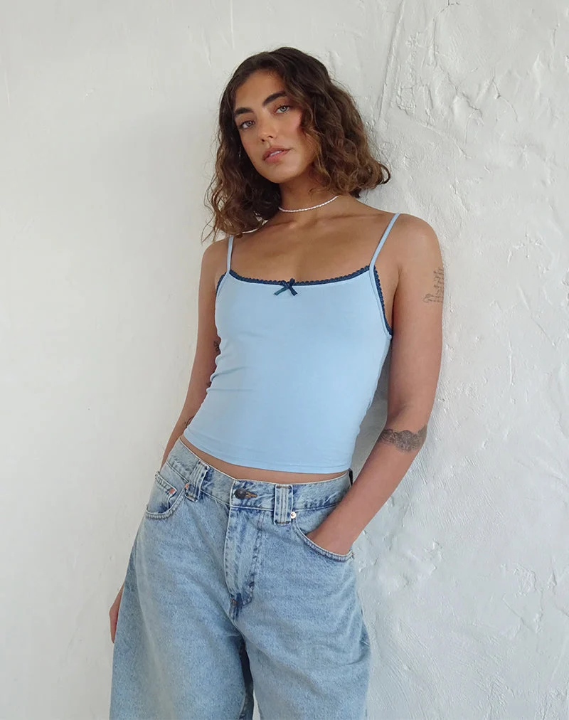 Suna Vest Top in Nantucket Blau mit mineralblauen Besätzen