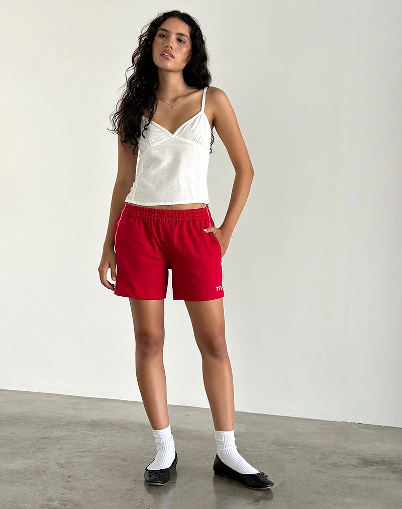Thera Shorts in Tango Rot mit weißem Paspel und M-Emblem