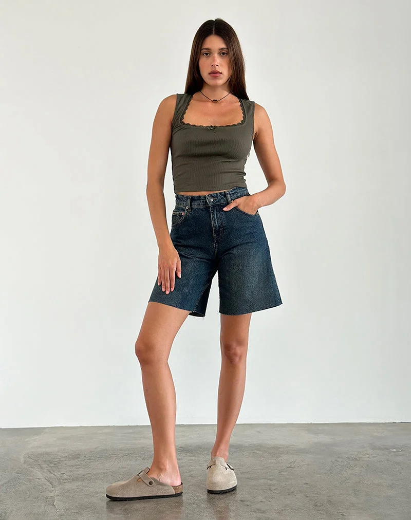 Jinila Top in Olive mit Spitzenbesatz und Schleife